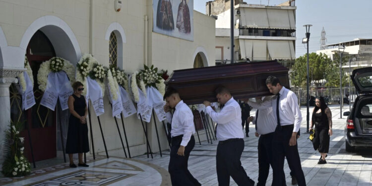 Δημήτρης Κόκοτας: Θλίψη στην κηδεία του αγαπημένου τραγουδιστή – Τραγικές φιγούρες η σύζυγος και η κόρη του