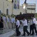 Δημήτρης Κόκοτας: Θλίψη στην κηδεία του αγαπημένου τραγουδιστή – Τραγικές φιγούρες η σύζυγος και η κόρη του