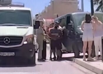 Πράξη ανθρωπιάς: Οδηγός σώζει άνδρα που πνιγόταν στην πλατεία Ελευθερίας – Περαστικό ΙΧ κατέγραψε σε βίντεο τη διάσωση