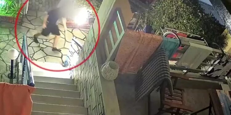 Κλέφτης μπήκε σε αυλή σπιτιού και έκλεψε μαγιό από την απλώστρα – Δημόσια έκκληση να της επιστραφεί το μαγιό (video)