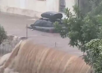 Χάος από τη σφοδρή νεροποντή: Δρόμοι έγιναν ποτάμια και εικόνες καταστροφής μέσα σε λίγα λεπτά