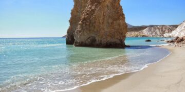 Alldaynews.gr 33χρονος ανέβηκε σε βράχο 20 μέτρων μέσα στη θάλασσα στη Μήλο και δεν μπορούσε να κατέβει – Στήθηκε επιχείρηση διάσωσης