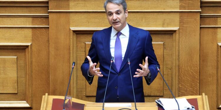 Μητσοτάκης: Βγάζει «λαγό» από το καπέλο – «Κλειδώνει» το πακέτο της ΔΕΘ: Κατώτατος στα 980 ευρώ, μειώσεις φόρων και η έκπληξη με τον 13ο μισθό