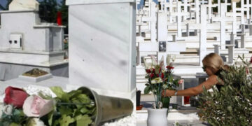 Alldaynews.gr «Που είναι το παιδί μου;»: Οι δραματικές στιγμές μητέρας πάνω από τον τάφο του 24χρονου γιου της
