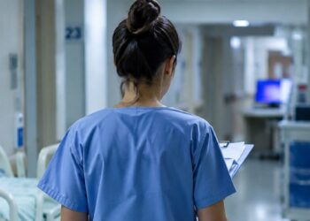 Άγρια επίθεση σε νοσηλεύτρια – «Την άρπαξε από τα μαλλιά και χτύπησε το κεφάλι της στην πόρτα»