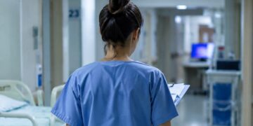 Άγρια επίθεση σε νοσηλεύτρια – «Την άρπαξε από τα μαλλιά και χτύπησε το κεφάλι της στην πόρτα»