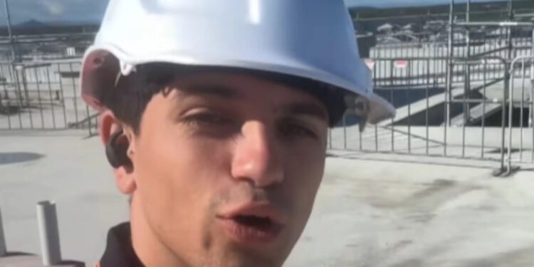 Oικοδόμος φλεξάρει μισθό: «Μετά από 8 ώρες φεύγουμε με 300 ευρώ» (video)