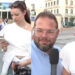 Ρεπόρτερ του ΣΚΑΪ ανταλλάσσει «στον αέρα» social media με ταξιδιώτισσες προς Νάξο! – «Μισό λεπτάκι να κάνουμε τη δουλίτσα μας»