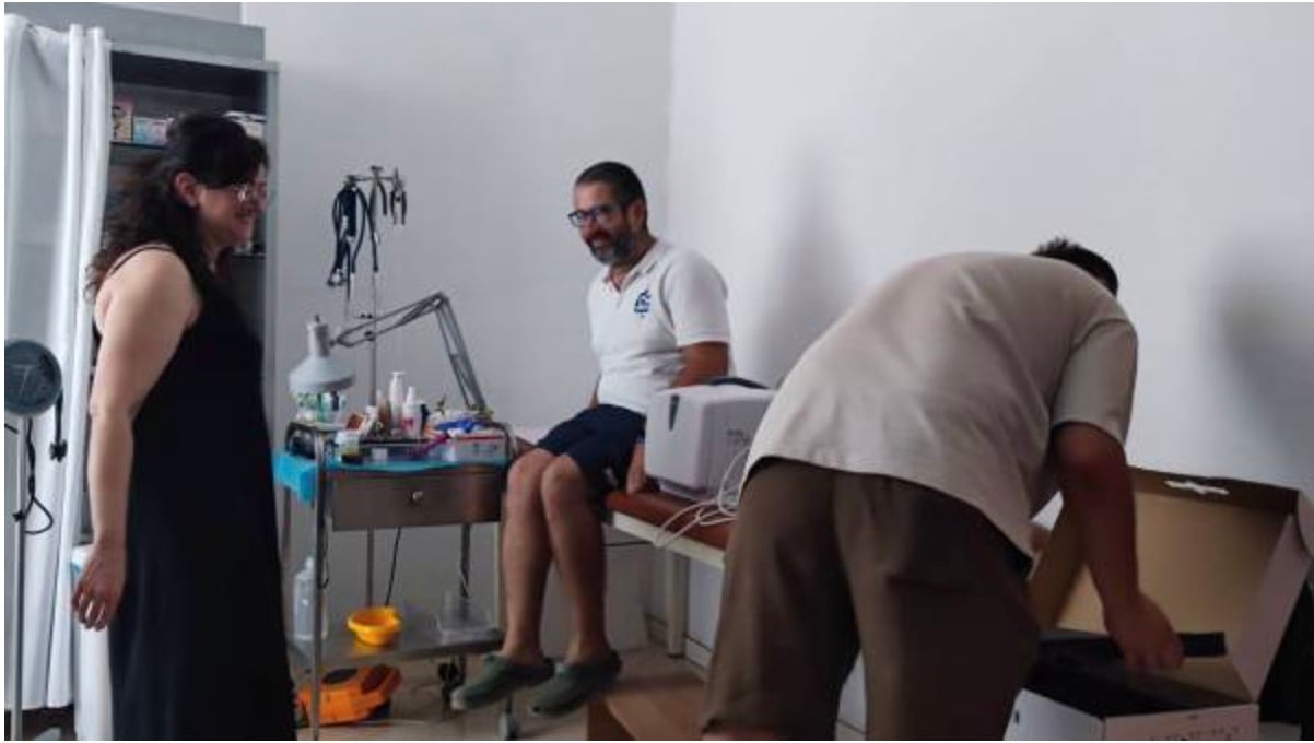Ρουμάνος τουρίστας για να βοηθήσει τον τόπο που αγάπησε, εξόπλισε με ιατρικά μηχανήματα το ιατρείο της Σκάλας Ποταμιάς στη Θάσο 2 stigmiotypo othonis 2026 08 11 01.16.17