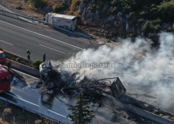 Τραγωδία στην Εθνική Οδό σε σφοδρό τροχαίο – Οδηγός πέρασε το στηθαίο, βγήκε στο αντίθετο ρεύμα και συγκρούστηκε με φορτηγό (video)