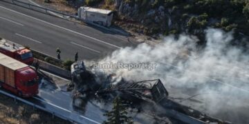 Τραγωδία στην Εθνική Οδό σε σφοδρό τροχαίο – Οδηγός πέρασε το στηθαίο, βγήκε στο αντίθετο ρεύμα και συγκρούστηκε με φορτηγό (video)