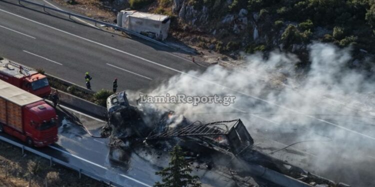 Τραγωδία στην Εθνική Οδό σε σφοδρό τροχαίο – Οδηγός πέρασε το στηθαίο, βγήκε στο αντίθετο ρεύμα και συγκρούστηκε με φορτηγό (video)