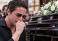 Γιώργος Μαζωνάκης: Ανατριχιάζει η εικόνα του μέσα στο φέρετρο – Ντυμένος μοναχός (video)