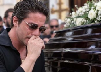 Γιώργος Μαζωνάκης: Ανατριχιάζει η εικόνα του μέσα στο φέρετρο – Ντυμένος μοναχός (video)