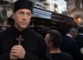 Γιώργος Μαζωνάκης: Ανατριχιάζει η εικόνα του μέσα στο φέρετρο – Ντυμένος μοναχός (video)