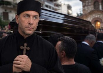 Γιώργος Μαζωνάκης: Ανατριχιάζει η εικόνα του μέσα στο φέρετρο – Ντυμένος μοναχός (video)