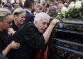 Κηδεία Μαζωνάκη: Γαντζωμένη πάνω στη νεκροφόρα η μάνα του – Ουρλιάζει η Μαρία και λιποθυμάει, μόνο η Βάσω είναι δυνατή