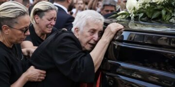 Κηδεία Μαζωνάκη: Γαντζωμένη πάνω στη νεκροφόρα η μάνα του – Ουρλιάζει η Μαρία και λιποθυμάει, μόνο η Βάσω είναι δυνατή