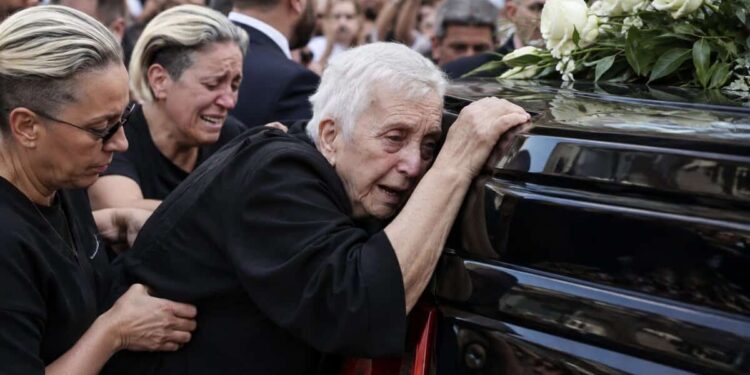 Κηδεία Μαζωνάκη: Γαντζωμένη πάνω στη νεκροφόρα η μάνα του – Ουρλιάζει η Μαρία και λιποθυμάει, μόνο η Βάσω είναι δυνατή