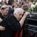 Κηδεία Μαζωνάκη: Γαντζωμένη πάνω στη νεκροφόρα η μάνα του – Ουρλιάζει η Μαρία και λιποθυμάει, μόνο η Βάσω είναι δυνατή