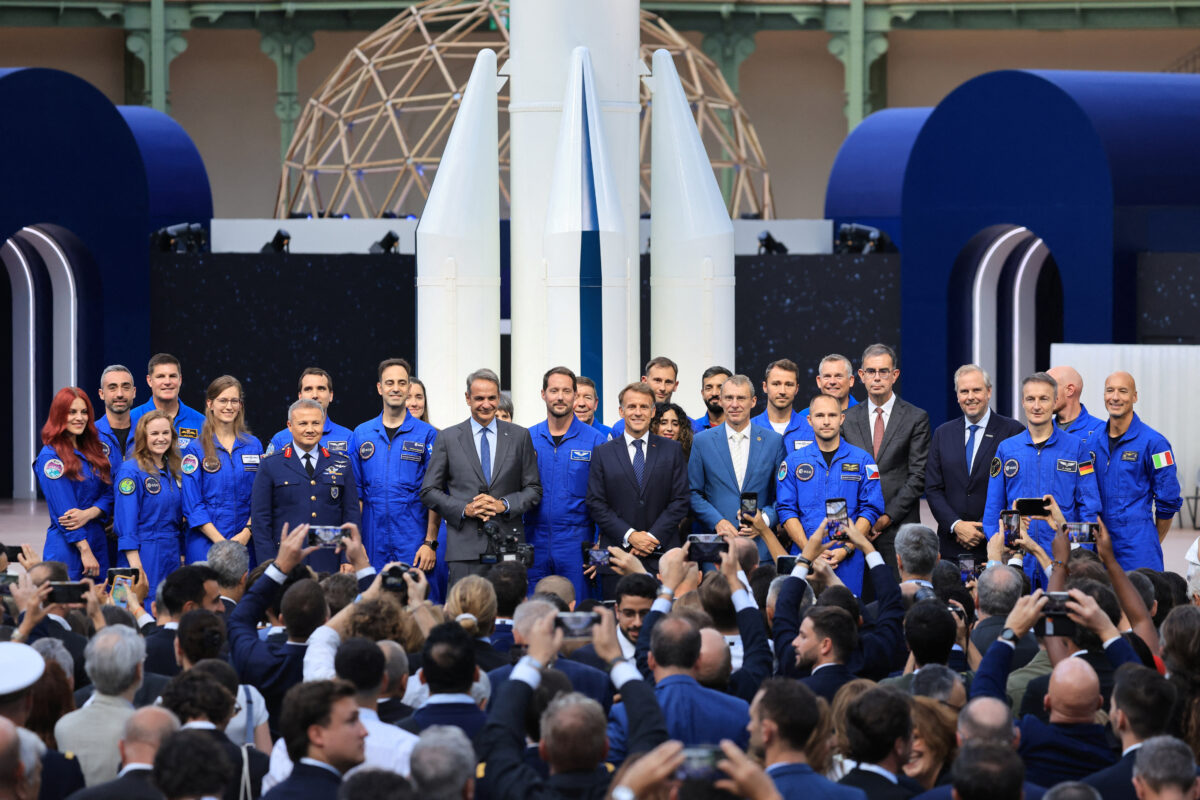 France's President Emmanuel Macron, French European Space Agency (ESA) astronaut Thomas Pesquet and Greece's Prime Minister Kyriakos pose with astronauts and members of the Vast space programme during the International Space Summit at the Grand Palais in Paris, France September 9, 2026. The two-day International Space Summit brings together nearly 120 delegations to discuss global space governance. LUDOVIC MARIN