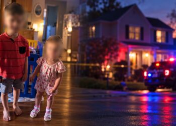 Φρίκη: Μητέρα μαχαίρωσε 50 φορές τα δύο παιδιά της – Ο 6χρονος γιος της κινδυνεύει να χάσει το χέρι του – Πήρε τη γιαγιά τηλέφωνο και ζήτησε βοήθεια (video)