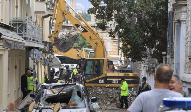 Alldaynews.gr Η λάμπα του μπάνιου στον δεύτερο όροφο πίσω από την τραγωδία με τους έξι νεκρούς στην Πλάκα; Το 15% της διαρροής αερίου που έφερε την έκρηξη