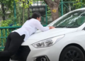 Τον έπιασε με άλλη και γραπώθηκε στο καπό του αυτοκινήτου – Την παρέσυρε με φόρα και την παράτησε – Απίστευτο σκηνικό στη μέση του δρόμου (video)
