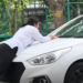 Τον έπιασε με άλλη και γραπώθηκε στο καπό του αυτοκινήτου – Την παρέσυρε με φόρα και την παράτησε – Απίστευτο σκηνικό στη μέση του δρόμου (video)