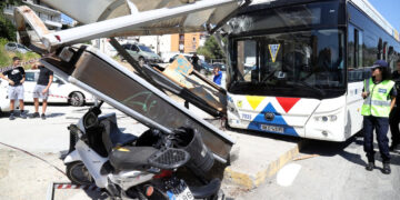 Ηλεκτρικό λεωφορείο έσπειρε τον τρόμο με την ξέφρενη πορεία του – Συγκρούστηκε με άλλο λεωφορείο και έπεσε πάνω σε στάση, 4 γυναίκες στο νοσοκομείο