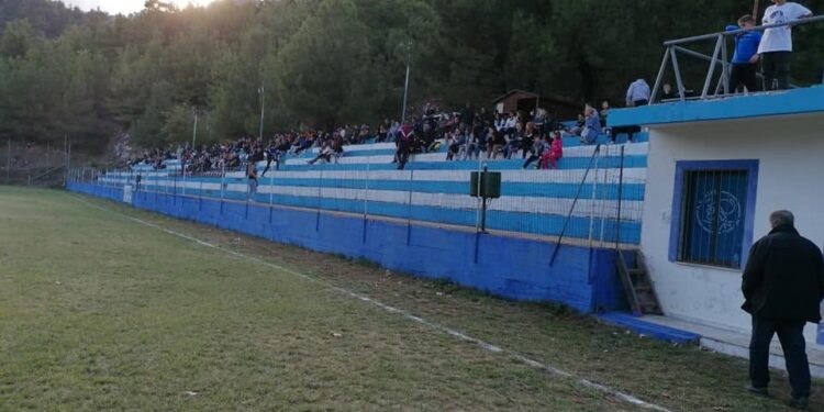 ΕΚΤΑΚΤΟ: Τραυματίστηκε 16χρονος ποδοσφαιριστής – Με σφυγμό, αλλά χωρίς τις αισθήσεις του στο Νοσοκομείο – Έπεσε στα κιγκλιδώματα του γηπέδου (video)
