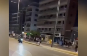Βίντεο ντοκουμέντο: Η σοκαριστική στιγμή του τροχαίου με τους τρεις νεκρούς στη λεωφόρο Αλεξάνδρας – «Δεν φορούσε κανένας κράνος»