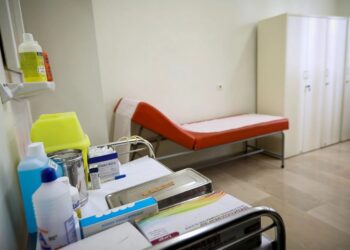 Γιατρός «καρμπόν» με το Κολωνάκι είχε μετατρέψει τη βίλα του σε ιατρείο απάτη – Μία πλασμαφαίρεση για 6.000 ευρώ – «Το αίμα του ήταν μολυσμένο» (video)