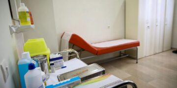 Γιατρός «καρμπόν» με το Κολωνάκι είχε μετατρέψει τη βίλα του σε ιατρείο απάτη – Μία πλασμαφαίρεση για 6.000 ευρώ