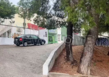 Διευθύντρια Γυμνασίου έπαθε ανακοπή από την πτώση κεραυνού – Περπατούσε έξω από το σχολείο – Νοσηλεύεται διασωληνωμένη (video)