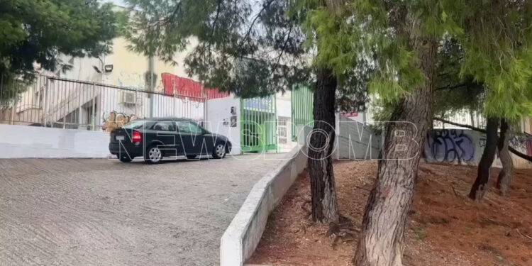 Διευθύντρια Γυμνασίου έπαθε ανακοπή από την πτώση κεραυνού – Περπατούσε έξω από το σχολείο – Νοσηλεύεται διασωληνωμένη στον «Ερυθρό Σταυρό» (video)