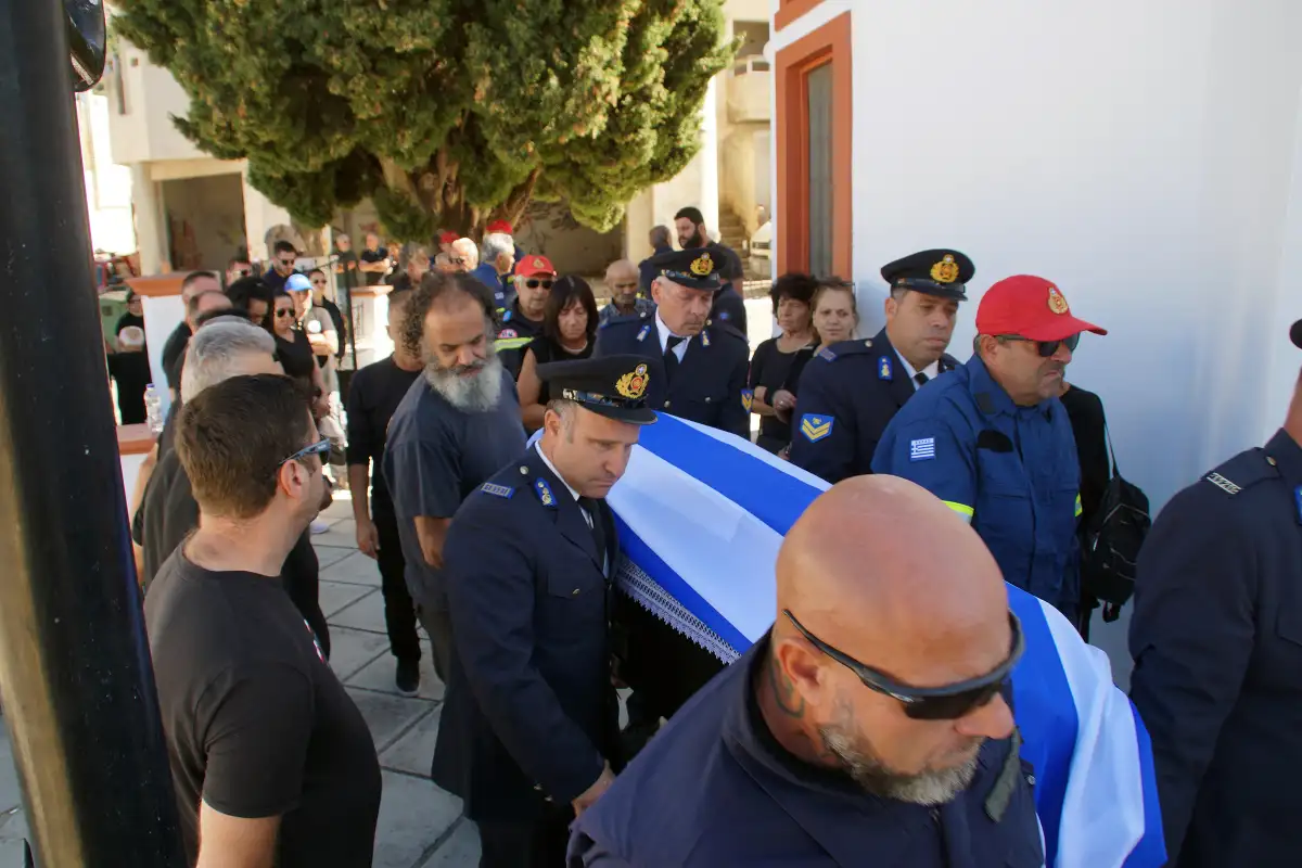 Σε κλίμα συγκίνησης το τελευταίο «αντίο» στον πυροσβέστη Πέτρο Διακάκη 5 kidia pyrosvestis rodos2 1