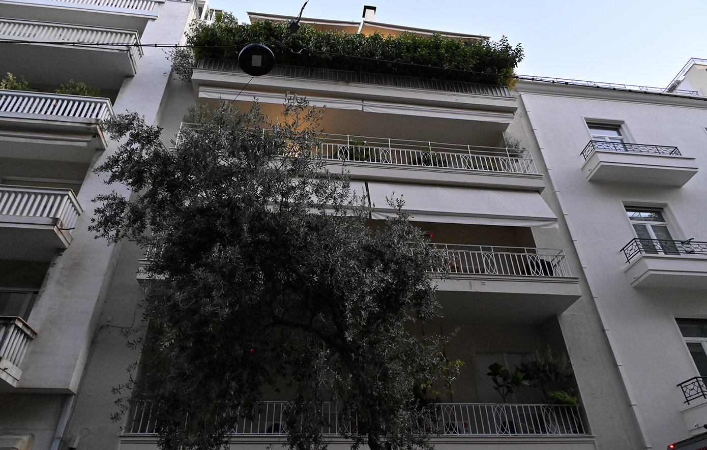 Γιώργος Μαζωνάκης: Οι δύο γιατροί, συνοδεία ΕΛ.ΑΣ και Ιατρικού Συλλόγου Αθηνών στο ιατρείο στο Κολωνάκι