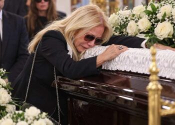 Κηδεία Μαζωνάκη: Η Λάτση άβαφτη με λυγμούς πάνω στο φέρετρο-«Γιώργο ζεις, σήκω πάνω»