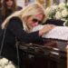 Κηδεία Μαζωνάκη: Η Λάτση άβαφτη με λυγμούς πάνω στο φέρετρο-«Γιώργο ζεις, σήκω πάνω»