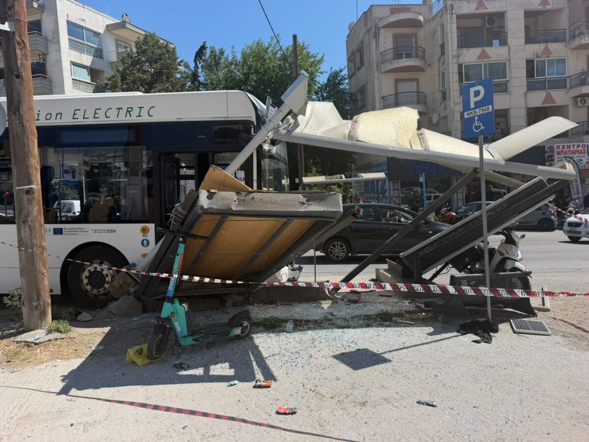 Λεωφορείο έπεσε πάνω σε στάση στη Θεσσαλονίκη