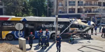 Θεσσαλονίκη: Λεωφορείο έπεσε πάνω σε στάση μετά από σύγκρουση – Δύο τραυματίες με κατάγματα