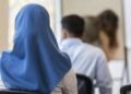 Αυστρία: Άνοιξαν τα σχολεία με απαγόρευση της ισλαμικής μαντίλας για μαθήτριες κάτω των 14 ετών