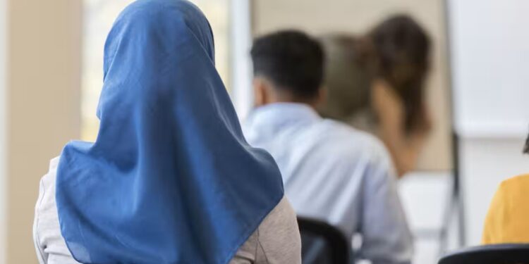 Αυστρία: Άνοιξαν τα σχολεία με απαγόρευση της ισλαμικής μαντίλας για μαθήτριες κάτω των 14 ετών