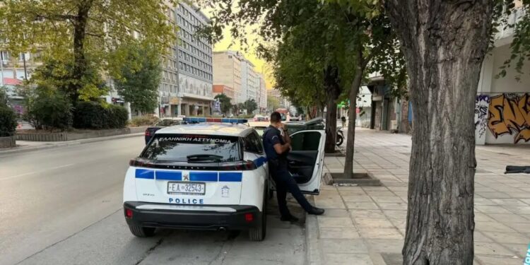 Πτώση 13χρονης από μπαλκόνι ξενοδοχείου: Υπάλληλος χτυπούσε την πόρτα όταν κατάλαβε ότι ήταν ανήλικη – Αναζητούνται 2 άνδρες που ήταν μαζί της (video)