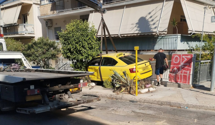 Τροχαίο με κλεμμένο ΙΧ στην Ηλιούπολη: Παραβίασε STOP και συγκρούστηκε με ταξί που κατέληξε σε αυλή σπιτιού