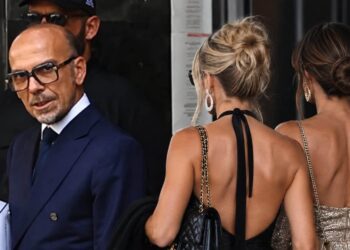 Γιατρός Μαζωνάκη: Η θεραπεία με τους δονnτές που έκανε θραύση στις κοσμικές κυρίες – Η βαλίτσα με τα εpwτικά βοηθήματα που έδινε σε κάθε πελάτισσα με κόστος πάνω από 5.000 ευρώ
