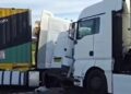 Αδιανόητο τροχαίο: Όχημα με 2 γυναίκες έγινε σάντουιτς από 2 φορτηγά πάνω σε προσπέραση (video)