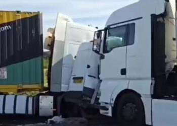 Αδιανόητο τροχαίο: Όχημα με 2 γυναίκες έγινε σάντουιτς από 2 φορτηγά πάνω σε προσπέραση (video)