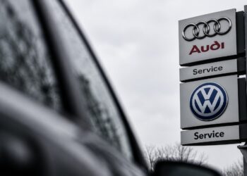 Σχεδόν τρία εκατομμύρια οχήματα Volkswagen και Audi ανακαλούνται παγκοσμίως – Πρόβλημα στο τιμόνι